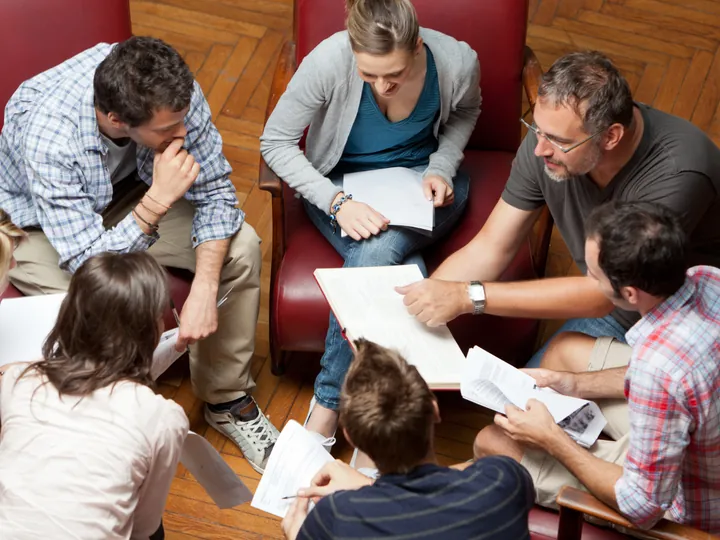 Grupo pequeño reunido en círculo
