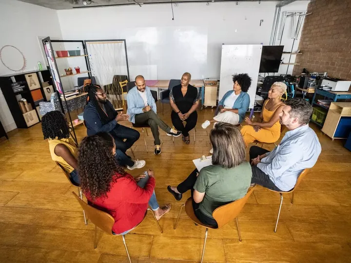 Maestros conversando en un aula
