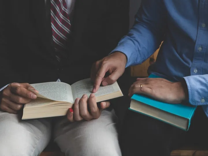 Dos personas leyendo la Biblia juntas